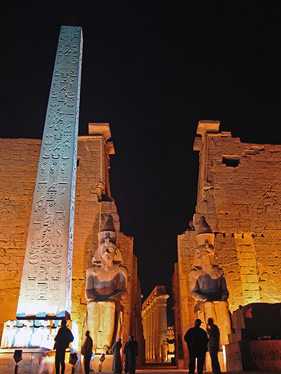 הפילון בשער הכניסה למקדש לוקסור, עם שני פסלים של רעמסס השני ואובליסק, בתאורת לילה, 2006