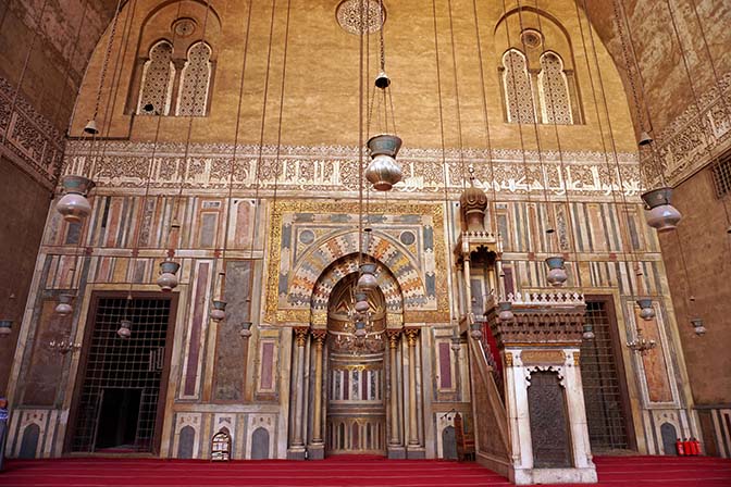 בתוך המסגד במדרסה הממלוכית סולטאן חסן, קהיר 2017