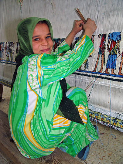 תלמידה צעירה בבית ספר לאריגת שטיחים, קהיר 2006