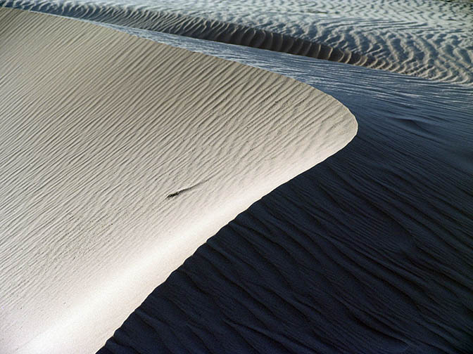 An impressive dune at Wadi er Raqiya, 2006 (Monochromatic light)