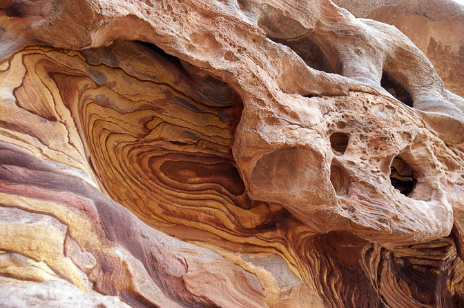 בליה מרשימה של אבן-חול (טאפוני) היוצרת קטעים שקועים וקטעים בולטים בוואדי אלמאיית, 2010