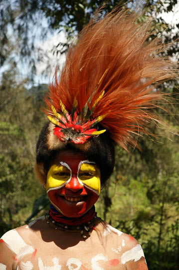 בת בוגרת משבט ההולי מאופרת לקראת מופע תרבותי (סינגסינג), טארי 2009