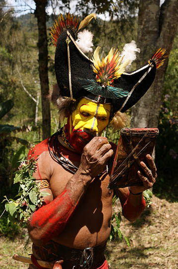 A Huli Tribe wigman applies makeup for a singsing (cultural show), Tari 2009