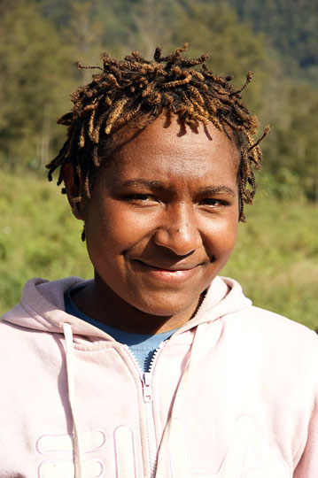 צעירה מקומית ששערה קלוע, פולגה 2009
