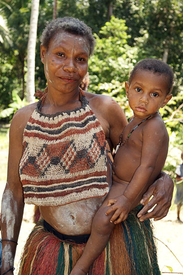 A mother carrying her girl in Yamok, the Sepik River 2009