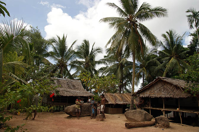 מקומיים בשטח המגורים שלהם, הכפר קאבוני 2009