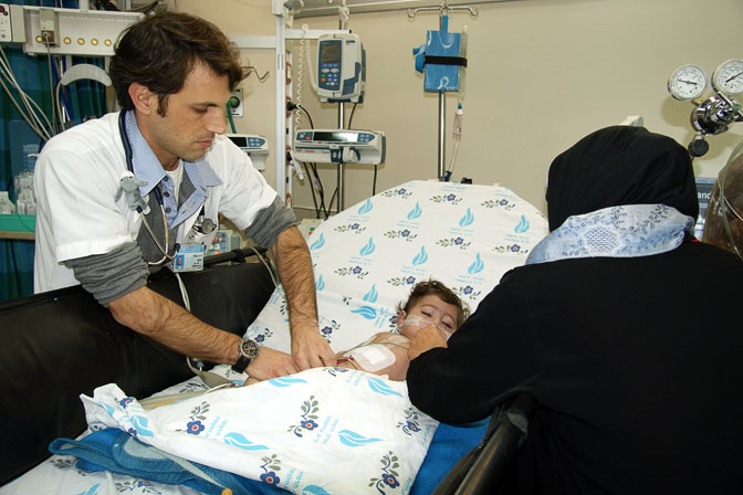 ד''ר איל נקש מטפל בעבדאללה מעזה, בית החולים וולפסון 2011