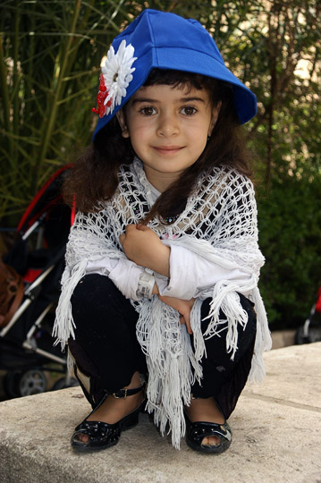 ארינה מכורדיסטן העיראקית נהנית מטיול בגן, ירושלים 2011