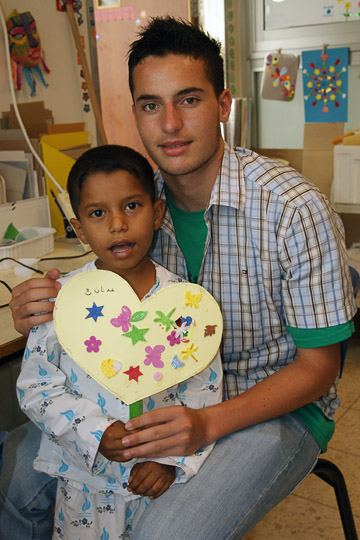 עדנאן מעזה ומתנדב בחדר המשחקים, בית החולים וולפסון 2011