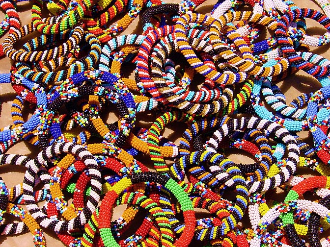 צמידים מחרוזים צבעוניים בשוק בניירובי, קניה 2000