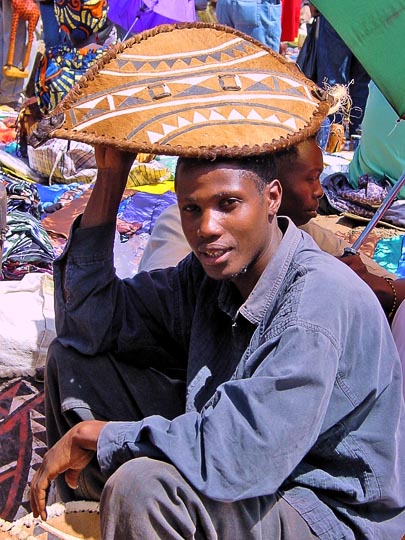 רוכל בשוק הצבעוני של ניירובי, קניה 2000