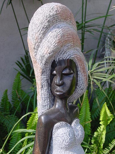 פסל אישה מאבן בצ'פונגו שבהרארה, זימבבווה 2000