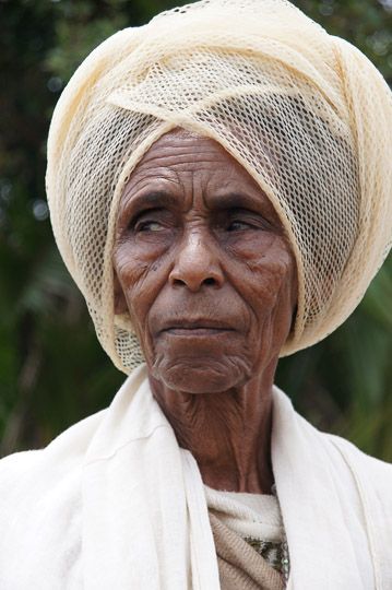 Woman with a typical headdress in the market of Hawariyat Wereda village, 2012