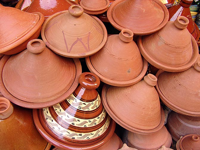תצוגה של קערות טג'ין מחומר, המיועדות לבישול איטי, בשוק המדינה (העיר העתיקה) 2007