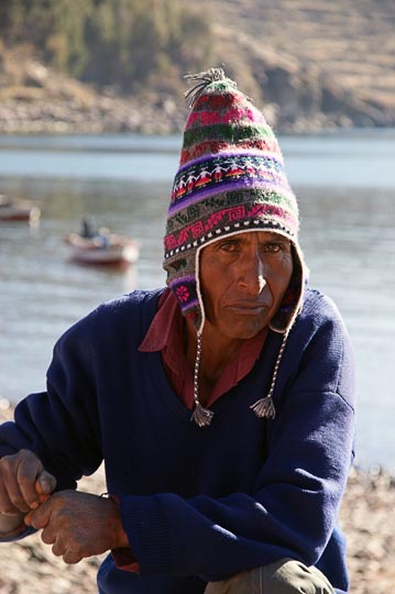 גבר מקומי עם כובע צבעוני סרוג חם בשוק של יום רביעי בבוקר, האי אמנטאני, אגם טיטיקקה 2008