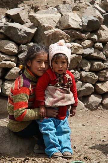 Local sisters, Huayllapa 2008