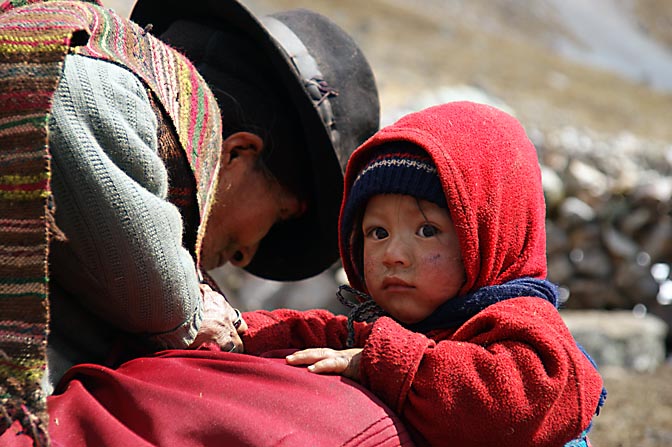 A nomad girl with her grandmother, Tapush Punta 2008