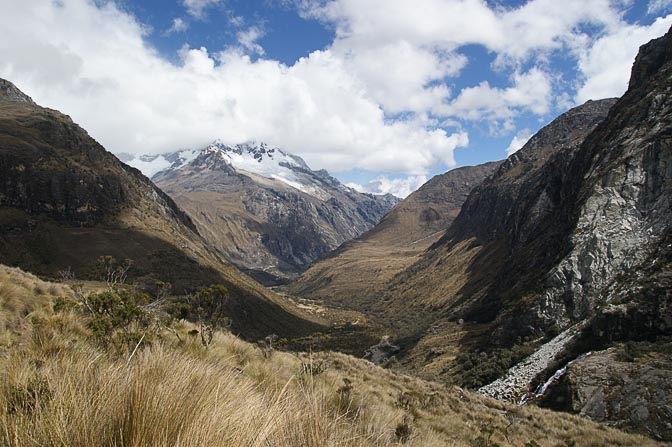 The valley of Demanda River, on the way to Laguna 69, Cordillera Blanca 2008