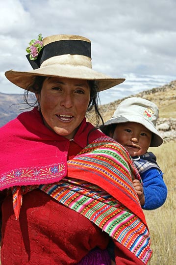 צ'ולה מקומית נושאת את בנה קשור לגב ליד בקתת הנוודים בהטון מצ'אי, קורדיירה נגרה 2008