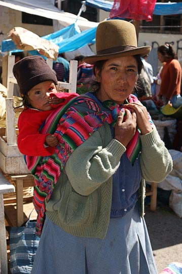 אשה מקומית נושאת את תינוקה על הגב בשוק, קוסקו 2008