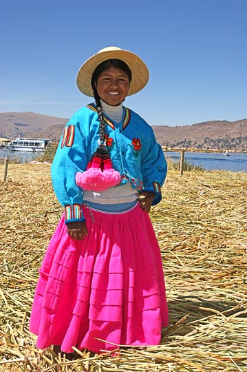 נערה צעירה בלבוש מסורתי על גבי איי אורוס שנבנו בידי אדם, אגם טיטיקקה 2008