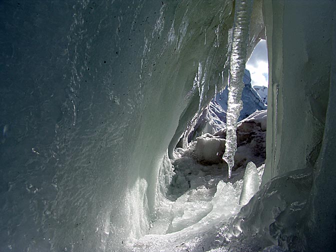 נטיף קרח בתוך מערת קרח במפרץ גן-עדן, 2004