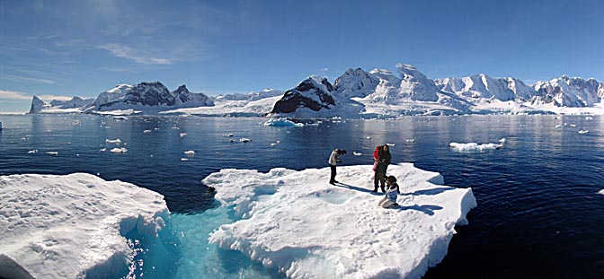 החבר'ה על קרחון צף במפרץ ביסקוצ'יה, 2004