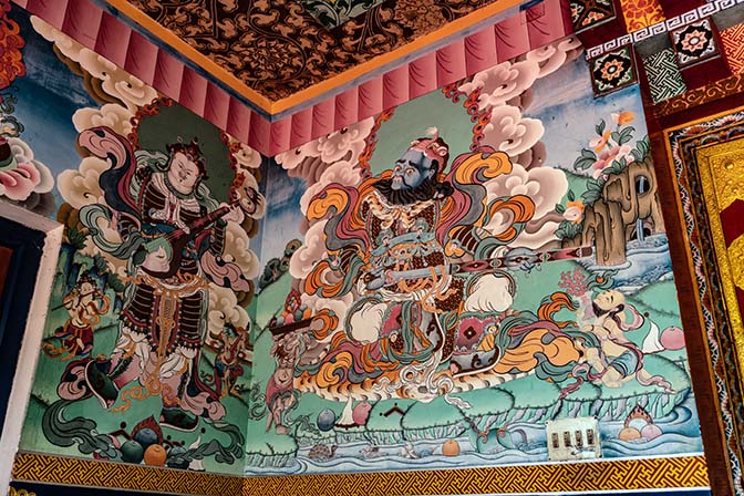 שניים מתוך ארבעת המלכים השומרים, מצוירים על הקיר במבואה למנזר צ'ולינג, תשיגנג 2018