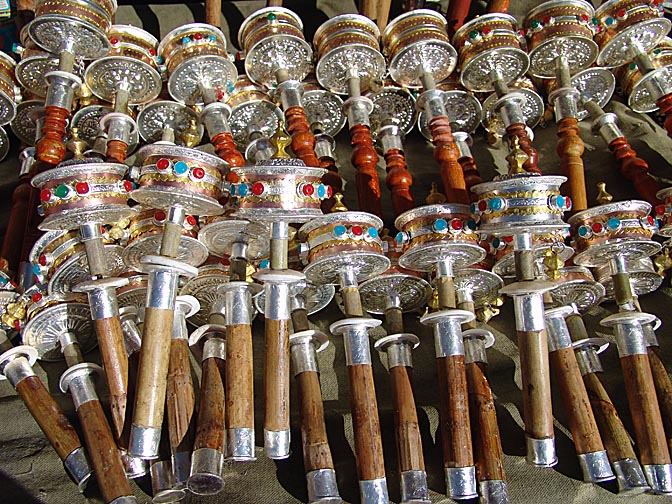גלגלי תפילה ידניים בשוק ברקור שבלהסה, 2004