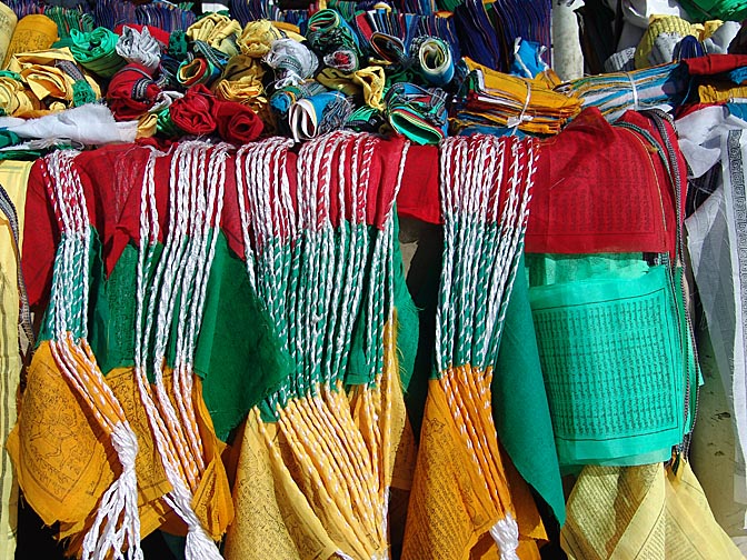 דוכן למכירת דגלי תפילה ססגוניים בשוק ברקור שבלהסה, 2004