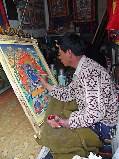 אמן מצייר טנגקה ליד הג'וקנג שבלהסה, 2004