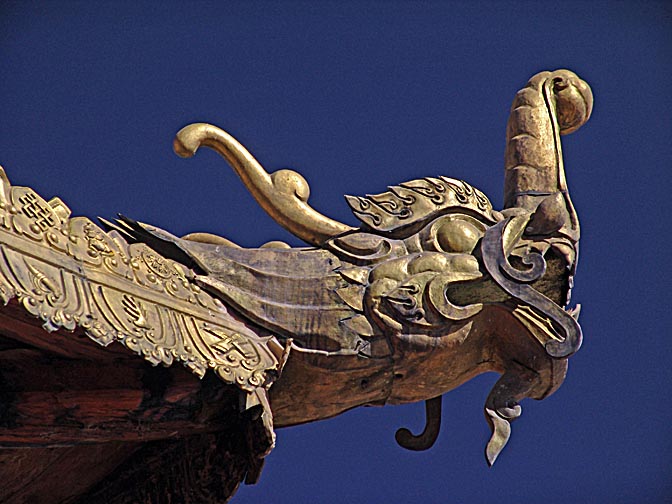 סמל טיבטי מעטר את פינת הגג במנזר שרה, 2004