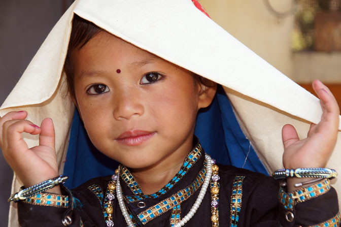 ילדה מתוקה בכסוי הראש המסורתי, רונג-טיג'ה 2011