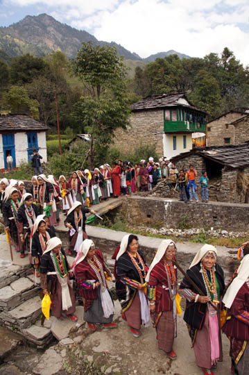 The procession leaves from the village center, Roong-Teejya 2011