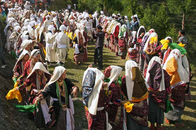 Dancing circle at the end of the procession, Roong-Teejya 2011