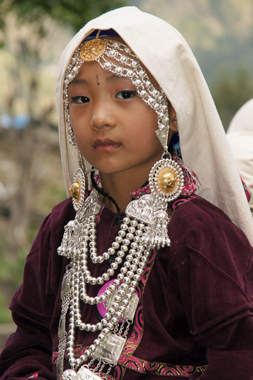 Rung lady in traditional dress, Roong-Teejya 2011