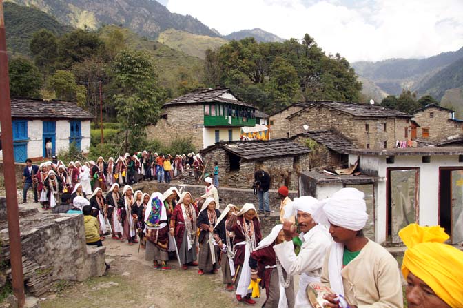 The Kangdali Festival procession leaves from the village center, Roong-Teejya 2011