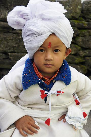 ילד בלבוש ראנג מסורתי לכבוד הפוג'ה ההינדית ויג'ידשמי/דושהרה, פאנגו 2011