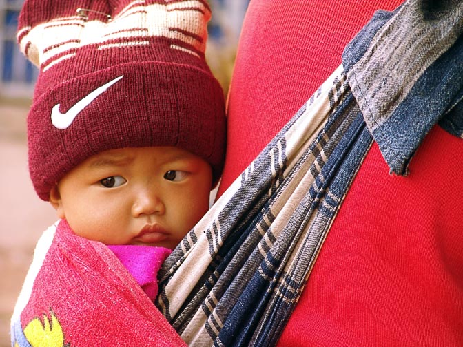 תינוק מהשבט ההררי התאי דאם בכפר באן נם ניאן, מחוז לואנג נמתה 2007