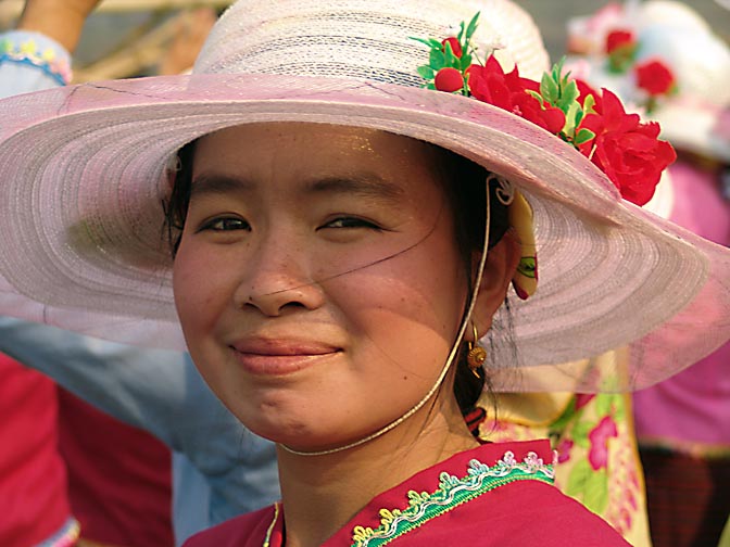 צעירה מקושטת, פסטיבל טילי הבמבוק בכפר באן נא מאי, ליד מונג סינג 2007
