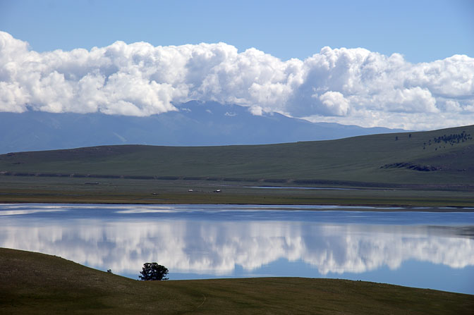 השתקפות השמים הכחולים והעננים הלבנים באגם תרגן, צפון מונגוליה 2010