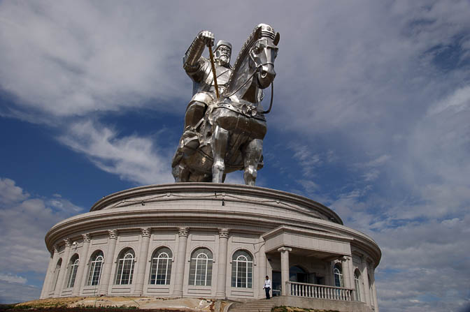 פסלו של הפרש ג'ינגיס חאן בצונג'ין בולדוג, מרכז מונגוליה 2010