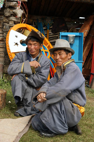 שני גברים לבושים בדל, מעיל מונגולי מסורתי, ליד רנצ'ינלומב, צפון מונגוליה 2010