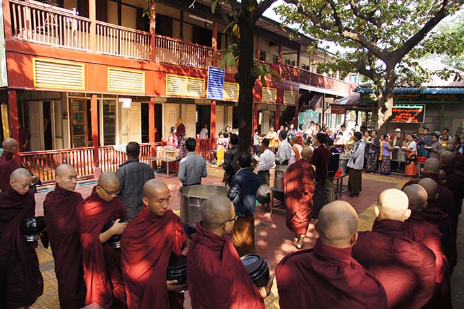 פולחן בודהיסטי של חלוקת אוכל צדקה לנזירים במנזר מאהאר גאנדר יון, אמאראפורה 2015
