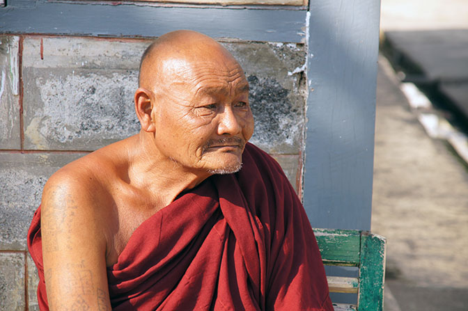 נזיר בחצר מנזר שוויאנפיה, נוואנג שווה 2015