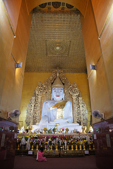 פסל בודהה ענק משיש במקדש צ'וקטוג'י למרגלות גבעת מנדליי, מנדליי 2015