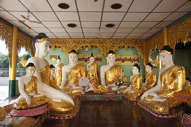 פסלי בודהה במקדש שוודאגון, יאנגון 2016