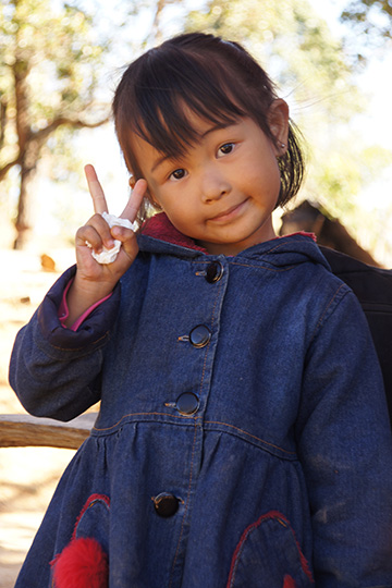 ילדה משבט הפאלונג בכפר הין קה קון, הטרק מקלו לאגם אינלה 2015