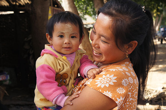 Mom carrying her baby, Nyaung Shwe 2015