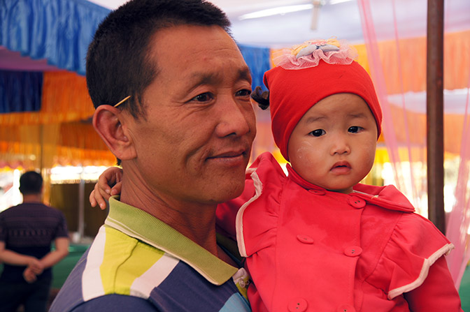 Dad carries his kid in Alotawpyi Temple, Bagan 2015